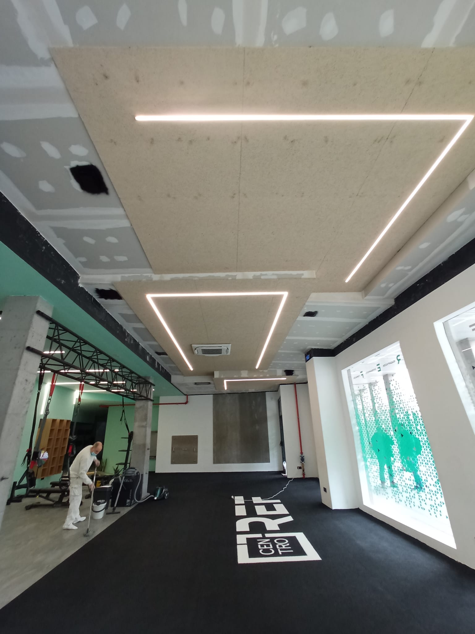 Reforma comercial con techos registrables